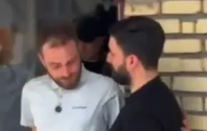 گریه خبرنگار آمریکایی در خانه دانش&zwnj;آموزان شهید میناب