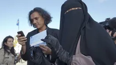 اقدام جالب مرد میلیونر مسلمان/ پرداخت جریمه زنان مسلمان برای حمایت از حجاب+ تصاویر