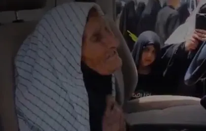 عزاداری مادربزرگ ۱۱۰ ساله در عزای رهبر شهید انقلاب در مصلای تهران