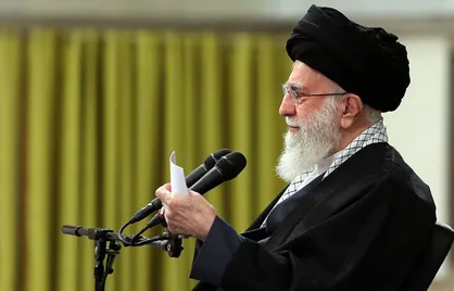 تأکید رهبر انقلاب بر لزوم انجام کار&zwnj;های رسانه&zwnj;ای و هنری برای چهره&zwnj;نگاری شایسته، جذاب، با نشاط و دوست&zwnj;داشتنی از معلم