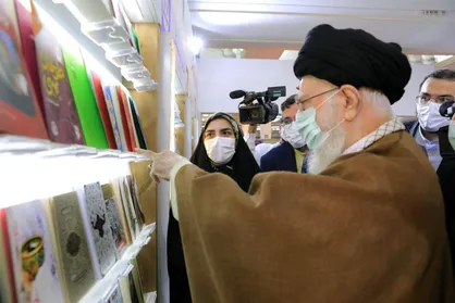 رهبر انقلاب: برای جذب کودکان و نوجوانان هرچقدر می&zwnj;توانید کار کنید / هنوز داستان&zwnj;های خارجی غلبه دارد که عیب بزرگی است