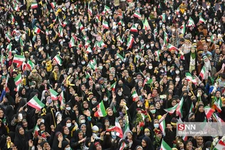 امروز در حرم مطهر شاهچراغ (ع)شوری برپا بود از جنس دانش آموزی، از جنس ذهن های جوان دهه هشتادی !