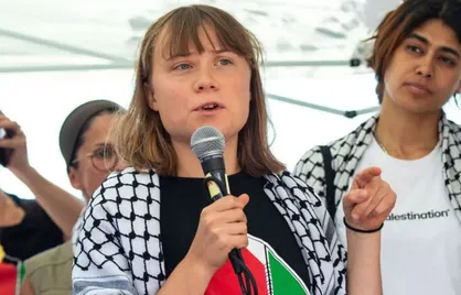 استقبال حامیان فلسطین از گرتا تونبرگ پس از به سلامت رسیدن از چنگ ارتش رژیم صهیونیستی به کشورش