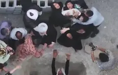 بی‌تابی خانواده شهدا در وداع با پیکر‌های شناسایی‌نشده شهدا