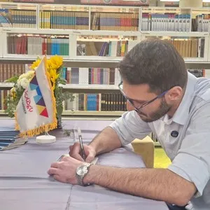 شاعر مجموعه «گفتم بمان» چاپ پنجم اثرش را با شاگردانش در باغ کتاب جشن گرفت