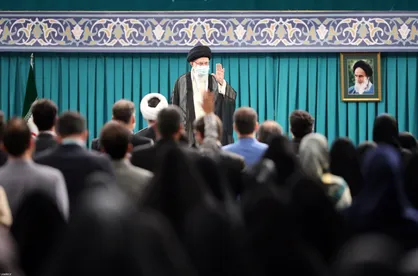 رهبر انقلاب: می&zwnj;گفتند تصاویر پهپادهای ایرانی فتوشاپ است! حالا می&zwnj;گویند خیلی خطرناک است / چرا با انواع ترفندها جلوی هیأتِ علمی شدن نخبگان گرفته می&zwnj;شود؟