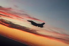 آتش‌سوزی جنگنده آمریکایی F-16 در پایگاه نظامی یونان