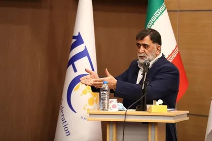 آجورلو: تکلیف مجوز سه ماهه برای تکمیل مدارک باید روشن شود