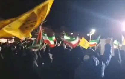 مردم خیابان&zwnj;ها را رها نمی&zwnj;کنند/ اجتماع پرشور و شبانه مردم آبسرد با پرچم&zwnj;های برافراشته ایران