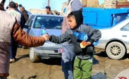 اولین محموله اقلام بهداشتی و غذایی بین مردم مناطق زلزله زده خوی توزیع شد