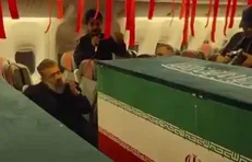 شعرخوانی محمد رسولی در مدح امیرالمؤمنین علیه‌السلام در کنار پیکر مطهر رهبر شهید انقلاب و شهدای خانواده ایشان در پرواز تهران به نجف اشرف