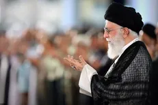 اقامه نماز رهبر انقلاب بر پیکر رئیس‌جمهور و همراهان