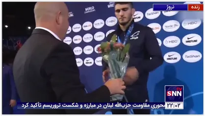 لحظه ی اهدای مدال نقره به محمد نخودی