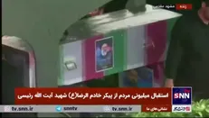 تصویری از تابوت شهید جمهور که به سمت حرم مطهر رضوی در حال حرکت است