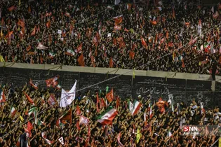 تداوم وداع جانسوز ملت با پیکر مطهر شهید در مصلای تهران تا نیمه از شب + فیلم
