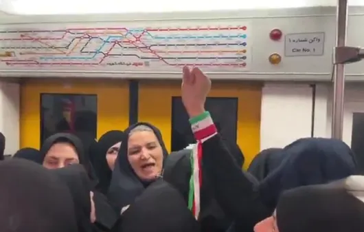 جمعیت پرشور مردم در مترو برای رساندن خود به مصلی تهران