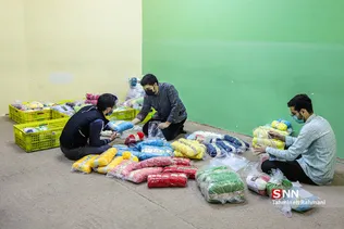 اعضای گروه جهادی شهیدان رستمی در حال بسته بندی کامواها برای 80 خانمی هستند که در طرح بافت شال و کلاه از طریق سایت گروه و شبکه های مجازی منتصب به آن، ثبت نام کرده اند.