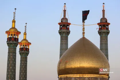 پرچم عزای حسینی بر گنبد حرم حضرت معصومه (س)