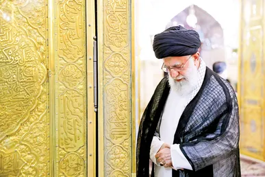 شعرخوانی حجتی کرمانی برای رهبر جانفدای انقلاب در جلسه‌ای با حضور سید محمد خاتمی + فیلم