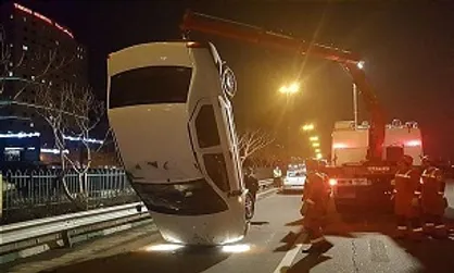 واژگونی شبانه خودرو سواری در بزرگراه شهید خرازی