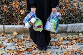 زهرا هنرمند مسئول رسانه گروه، تعدادی از کامواهای بسته بندی را تحویل گرفته تا به داوطلبانی که در محله اکباتان زندگی می کنند، تحویل دهد.