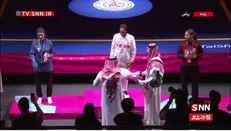 سلام نظامی منصوریان به پرچم ایران / اهدای مدال وزن ۶۰ کیلوگرم ووشو