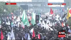 تصاویری دیگر از عزاداری مردم عراق در تشییع پیکر مطهر رهبر شهید انقلاب در شهر نجف اشرف + فیلم