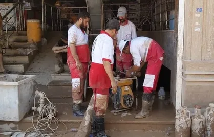 جاری شدن سیلاب در خوزستان/ پیکر ۲ سرنشین خودرو گرفتار در سیلاب هفتکل پیدا شد
