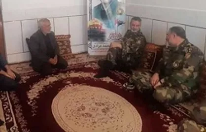 فرمانده کل ارتش با خانواده شهید محمد مرادی دیدار کرد