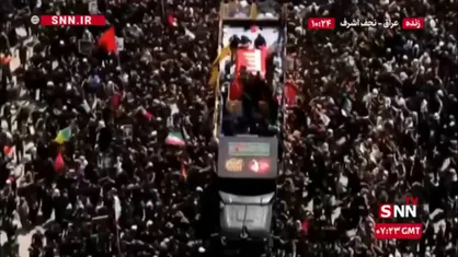پیکر رهبر شهید بر روی امواج خروشان جمعیت زائران و دلدادگان در نجف اشرف