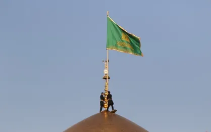 تصاویری از مراسم تعویض پرچم حرم مطهر رضوی در روز ولادت امام رضا (ع) + فیلم