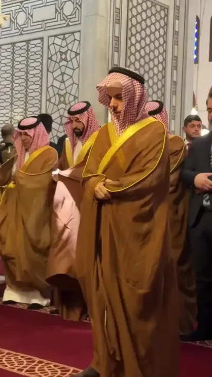 پیش&zwnj;نمازی وزیر خارجه عربستان در مسجد اموی دمشق + فیلم