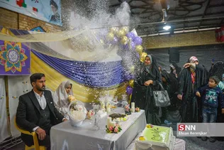 یک زوج شیرازی همزمان با فرارسیدن 22 اسفندماه، سالروز گرامیداشت مقام شهدا، آغاز زندگی مشترک خود را در جوار مزار شهدای گمنام گلزار شهدای این شهر جشن گرفتند.