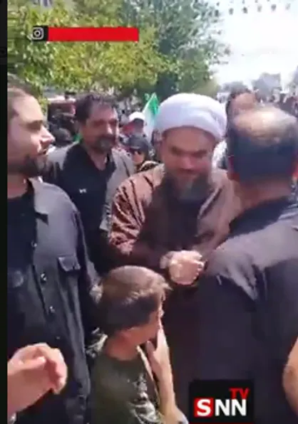 پدر شهیده زهرا محمدی گلپایگانی نوه ۱۴ ماهه رهبر شهید انقلاب در مراسم تشییع+ فیلم