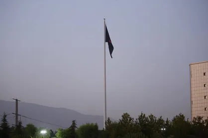 بزرگ&zwnj;ترین پرچم حسینی کشور در منطقه فرهنگی و گردشگری عباس&zwnj;آباد به اهتزاز درآمد