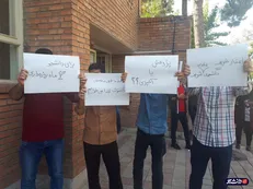 تعدادی از دانشجویان دانشگاه شریف مقابل ساختمان معاونت دانشجویی تجمع کردند + عکس