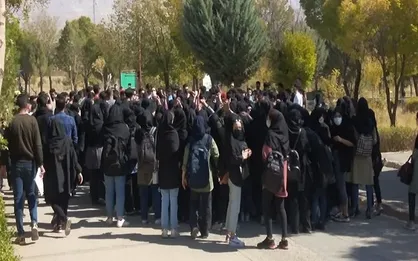 تجمع برخی دانشجویان دانشگاه آزاد شهرکرد