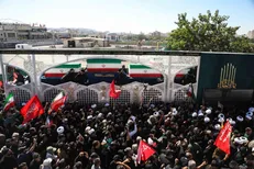 ببینید/استفاده از آپ پاش برای خنک کردن مردم حاضر تشییع مشهد در گرمای ۳۷ درجه