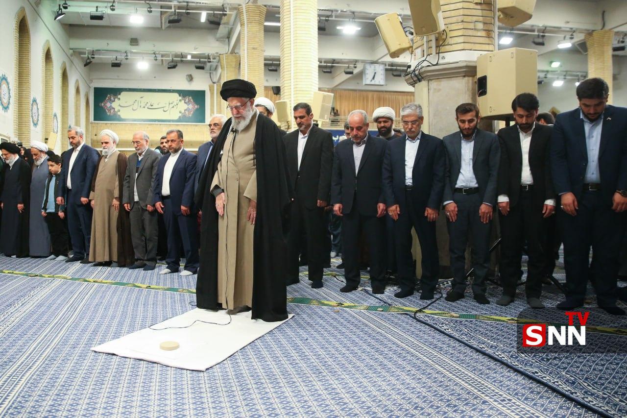 تصاویر اقامه نماز به امام رهبر معظم انقلاب