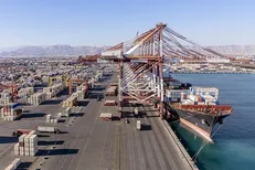 پهلوگیری نخستین کشتی کانتینربر در بندرشهید رجایی پس از محاصره دریایی