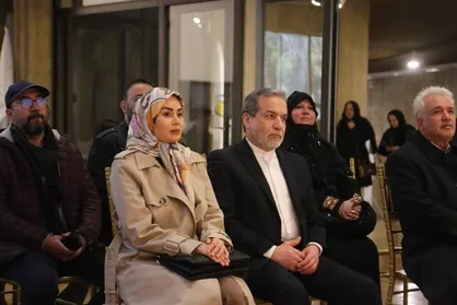 بازدید عراقچی از نمایشگاه&zwnj; خاص نیاوران