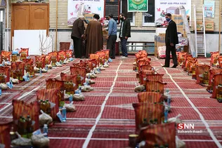 تهیه بسته مواد غذایی و جهیزیه در مسجد روحانی