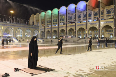 اقامه نماز صبح توسط بدرقه کنندگان امام شهید در مصلای تهران + فیلم