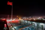 ابرپرچم خونخواهی با ذکر «یالثارات‌الحسین(ع)» در جوار موکب مکتب شهید حاج قاسم سلیمانی در عمود ۵۳۳ مسیر نجف به کربلا به اهتزاز در آمد.