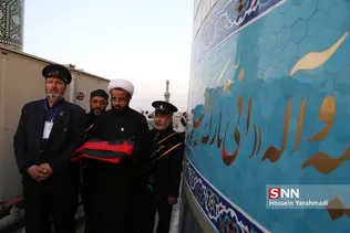 
مراسم تعویض پرچم گنبد حرم حضرت معصومه (س)