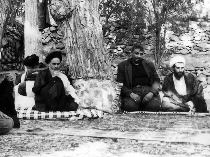 عکس / سفر امام خمینی به یکی از روستاهای اطراف قم در سال 43