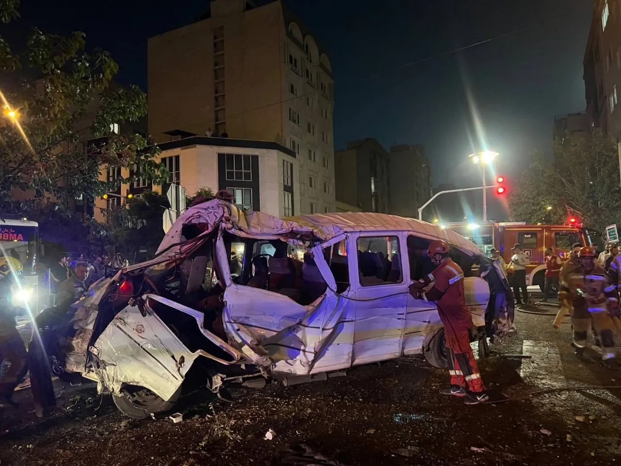 اورژانس استان تهران اعلام کرد: ۲۱ مصدوم و ۳ فوتی در پی تصادف مینی‌بوس با دو خودروی سواری