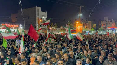 سلام نظامی مردم چرام همزمان با نواخته شدن سرود ملی+فیلم