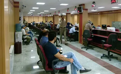اقساط وام&zwnj;های قرض&zwnj;الحسنه باز هم کسر شد / چرا بانک&zwnj;ها از بانک مرکزی حرف&zwnj;شنوی ندارند؟