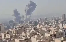 تصویری از دود شدید ناشی از انفجار در آسمان تهران